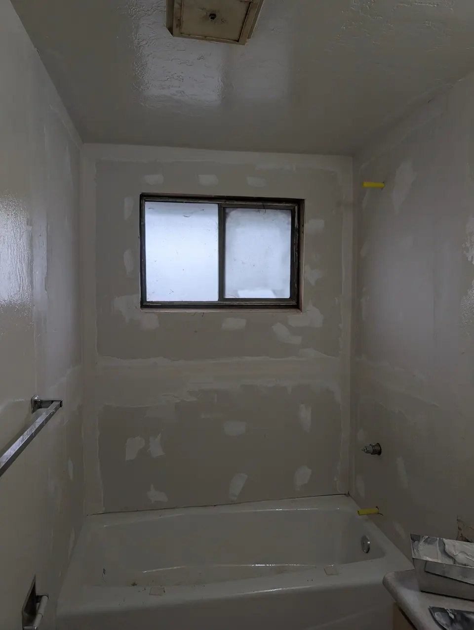 The same tub alcove after a coat of primer